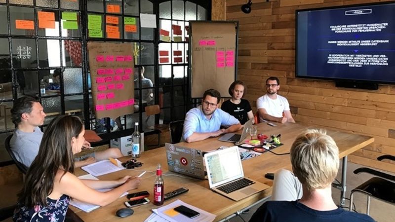 Jurymitglieder und die Gründer des Startups CollarCare bei der 1. Jurysitzung der Founders Foundation 