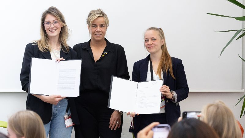  Am 07.06.2024 überreichte  Wirtschafts- und Klimaschutzministerin Mona Neubaur der Gründerin Carolin Braun das 4.000. Gründungsstipendium NRW für ihr Startup „4 Women“ beim Gründerinnen.Event.NRW in Wuppertal. 